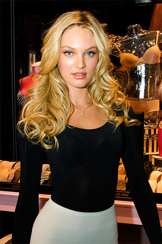 330px-Candice-Swanepoel_2010-03-31_VictoriasSecretStoreChicago_photo-by-Adam_Bielawski